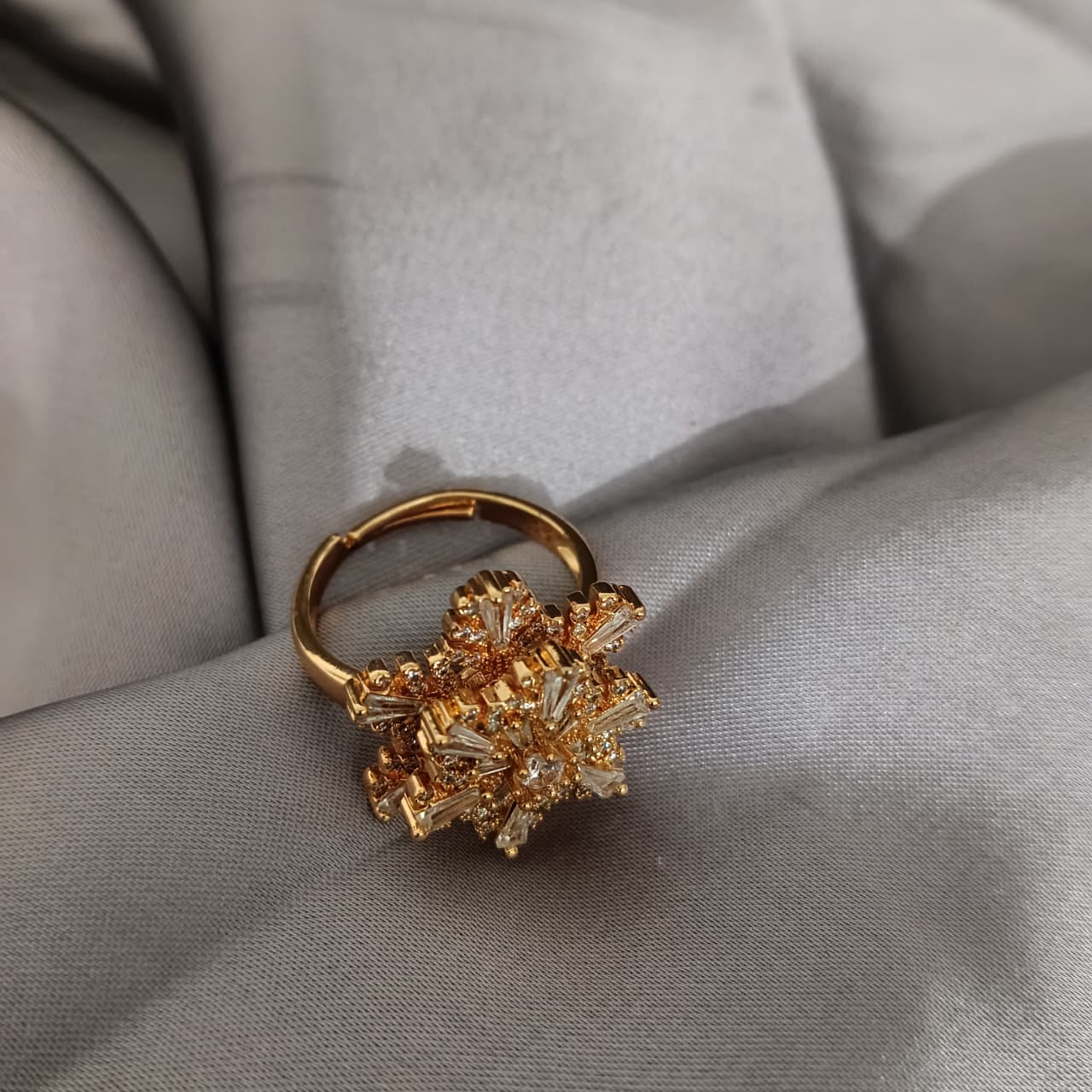 Luxury Rotating Crystal Flower Ring – Gold Adjustable Spinner Ring for Women R00004